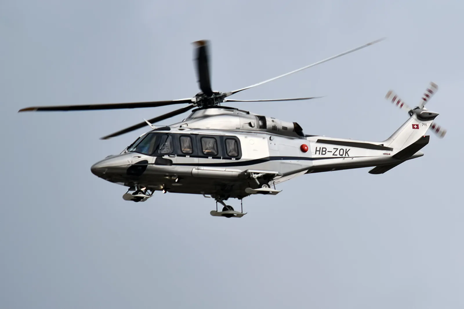 Hélicoptère AgustaWestland AW139 sur l’hélipad, disponible pour transferts