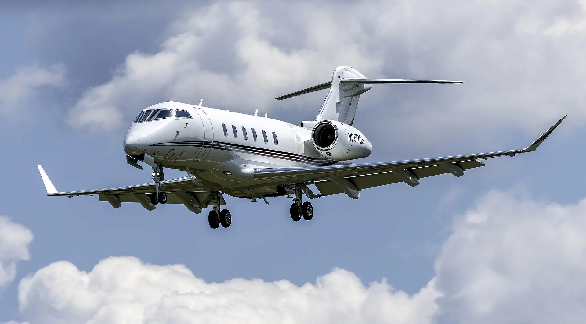 Bombardier Challenger 350 en jet privé sur le tarmac, disponible à l'affrètement