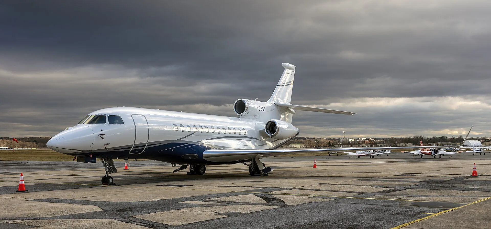 Dassault Falcon 7X en jet privé sur le tarmac, disponible à l'affrètement